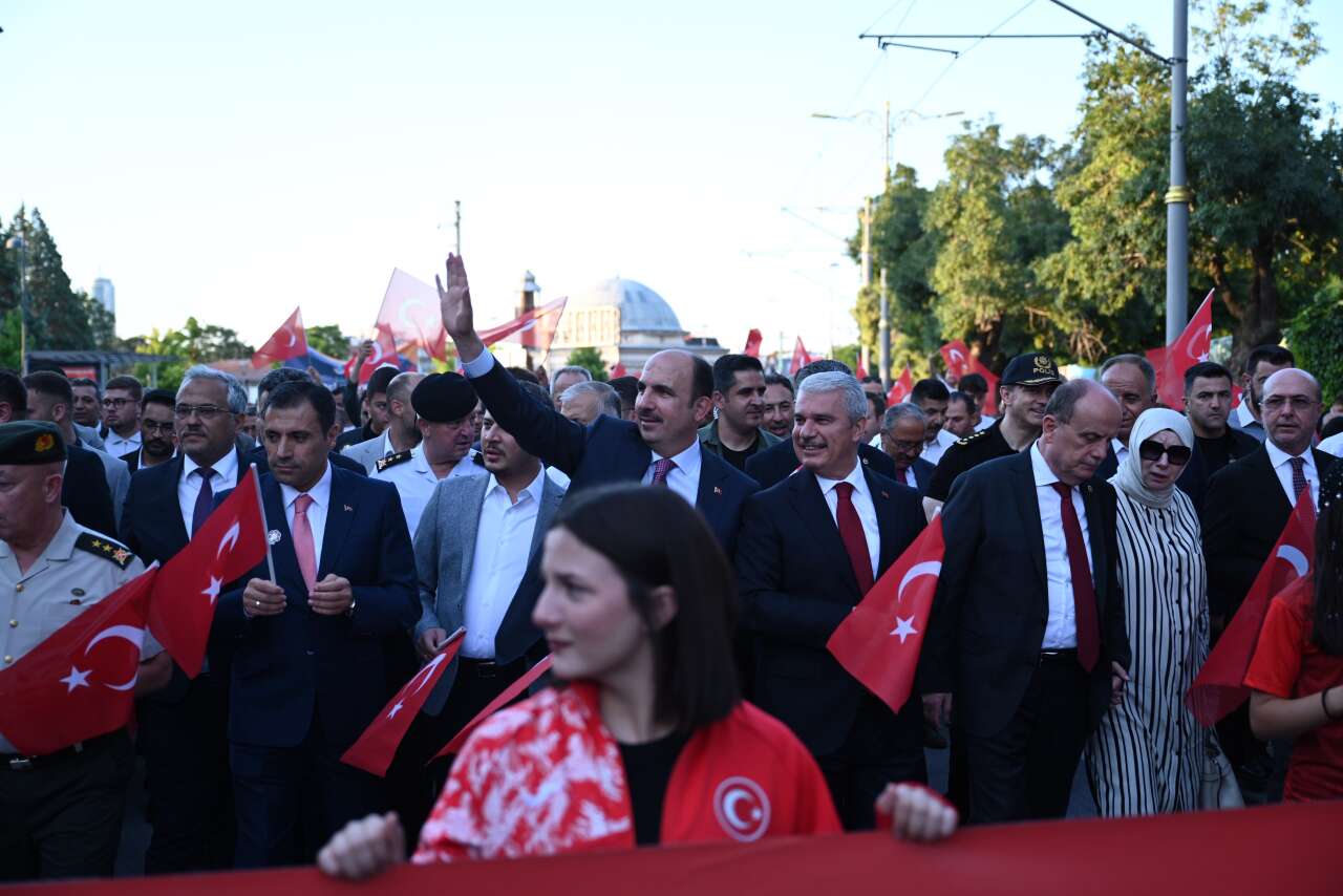 Konya'da 15 Temmuz gecesi! Kılıçarslan Meydanı'na insan seli 9